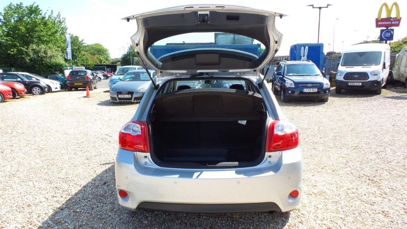 TOYOTA AURIS