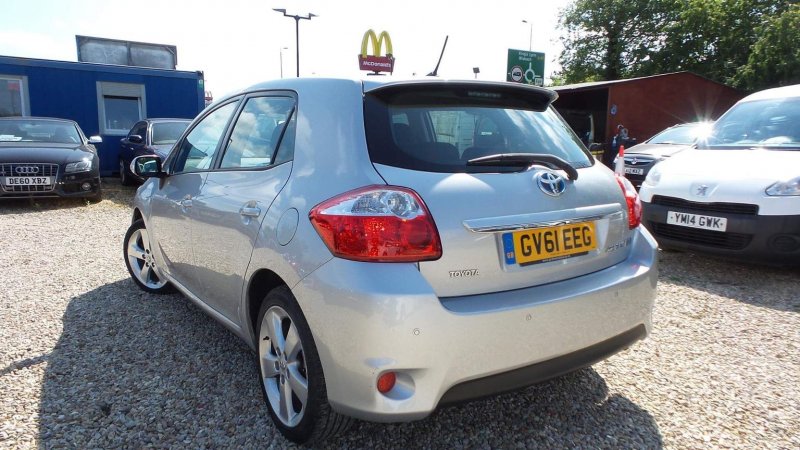 TOYOTA AURIS